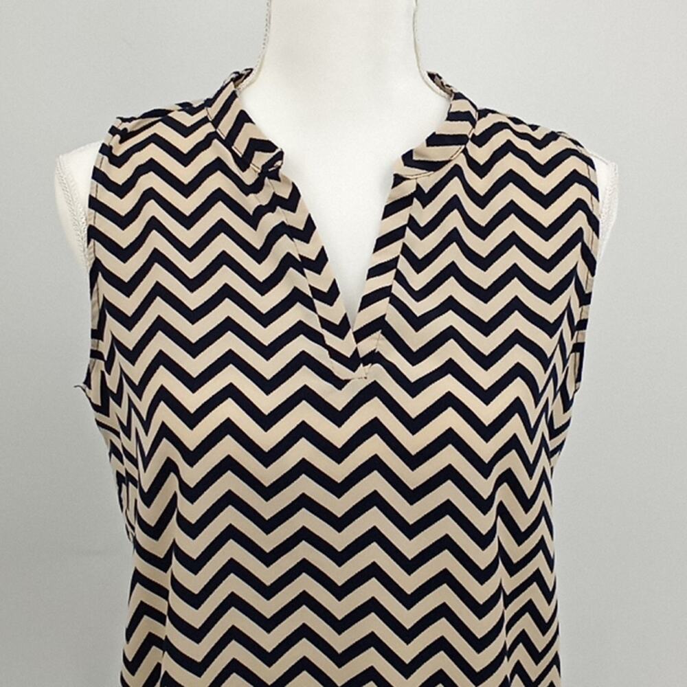 Olive & Oak Women's Navy & Tan Chevron Stripe Sleeveless V Neck Top Size Medium - Picture 2 of 11